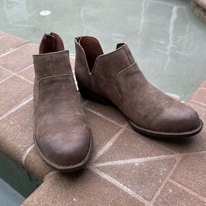 Born “Kerri” size 9 med taupe NEW